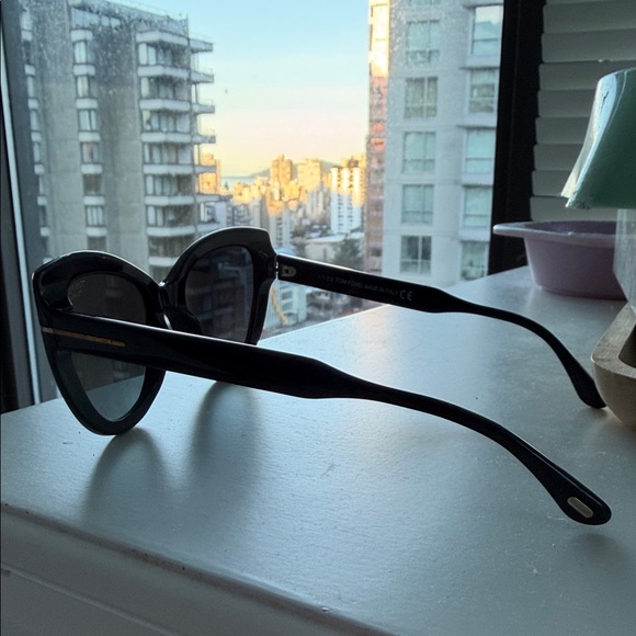 Tom Ford Accessories - Authentic Tom Ford Black Cat-Eye Frames

Tom Ford Anya TF762
